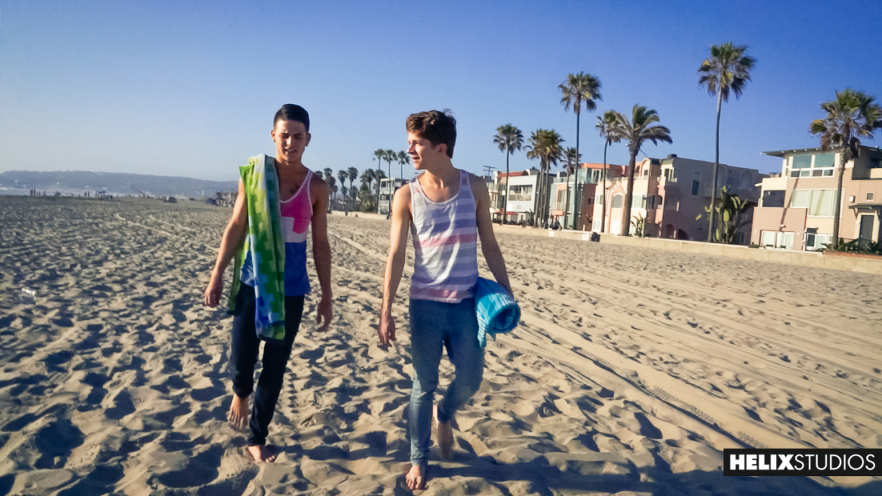 Les garçons de la plage baissent les maillots de bain ! GayMobile.fr photo